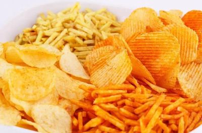 這6種常吃零食對身體危害大，孩子想吃也別縱容！